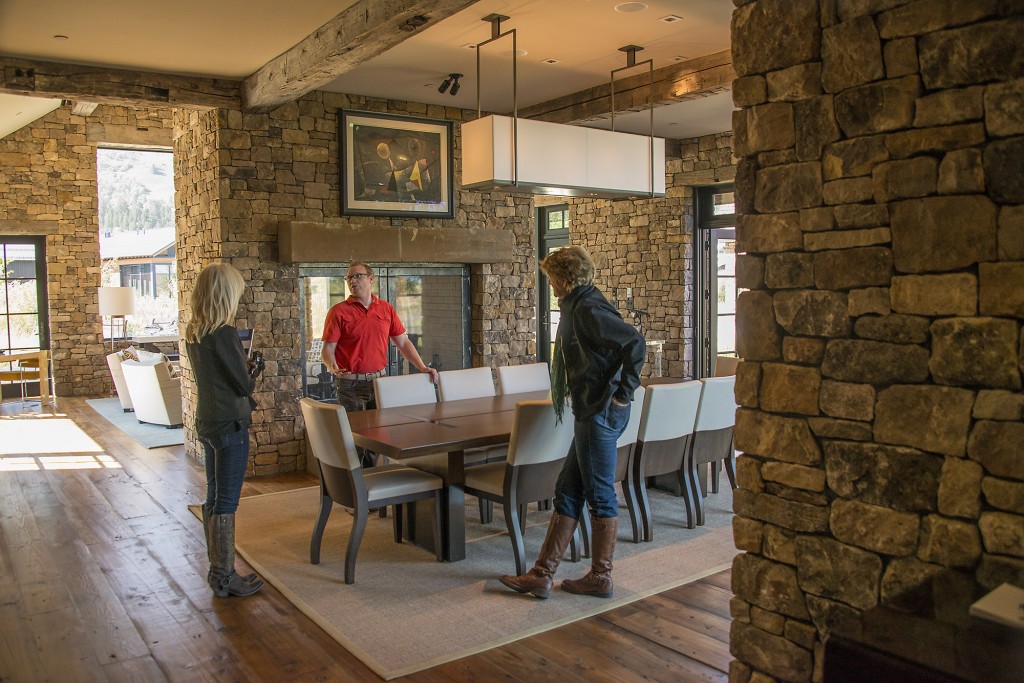 Shooting Star Elegance dining room.